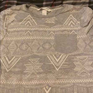 Short sleeve patterned Tee with pocket.